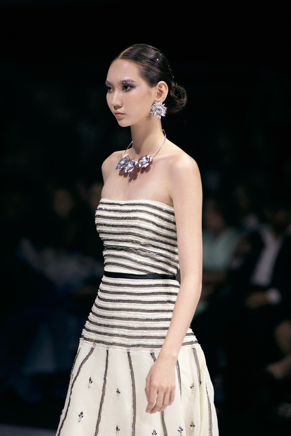 Lấy cảm hứng từ những biến chuyển màu sắc của các đám mây, thương hiệu Happy Clothing by Thảo Nguyễn đã chia bộ sưu tập ra thành hai phần đối lập, đưa khán giả bước vào hành trình khám phá cảm xúc bên trong tâm hồn người phụ nữ; đi từ cá tính, cuốn hút đến sự thú vị, tươi vui và ngọt ngào. (Ảnh: CTV/Vietnam+)