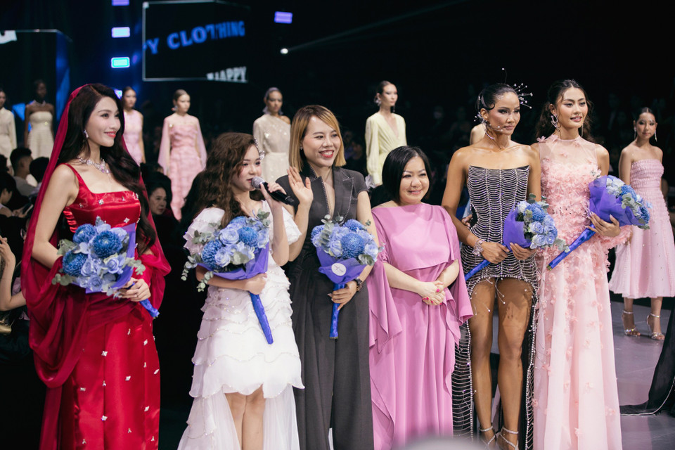 ﻿Xuất thân từ cuộc thi Project Runway 2014, đến nay cũng đã tròn 10 năm nhà thiết kế Thảo Nguyễn (thứ 3 từ trái sang) gắn bó với ngành thời trang Việt. (Ảnh: CTV/Vietnam+)