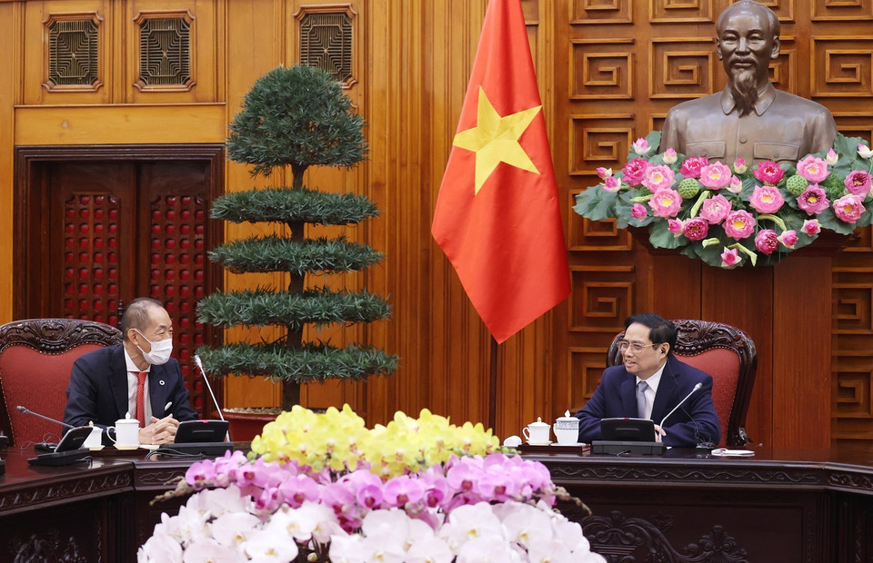 Thủ tướng Phạm Minh Chính tiếp Giám đốc WHO khu vực Tây Thái Bình Dương Takeshi Kasai. (Ảnh: Dương Giang/TTXVN)