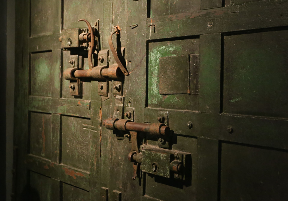 Cửa khu giam giữ với những chiếc khóa đặc biệt. (Ảnh: Hoàng Hiếu/TTXVN)
