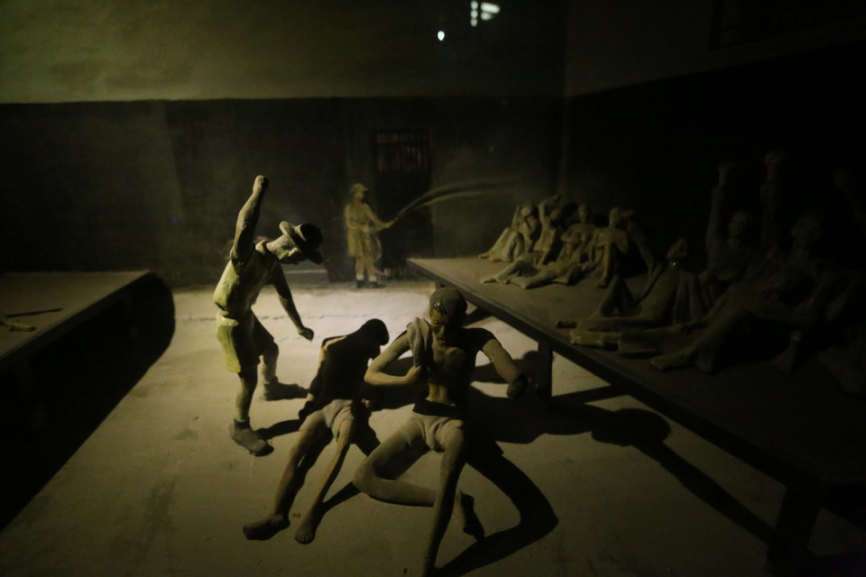 Tái hiện cảnh tra tấn trong nhà tù. (Ảnh: Hoàng Hiếu/TTXVN)