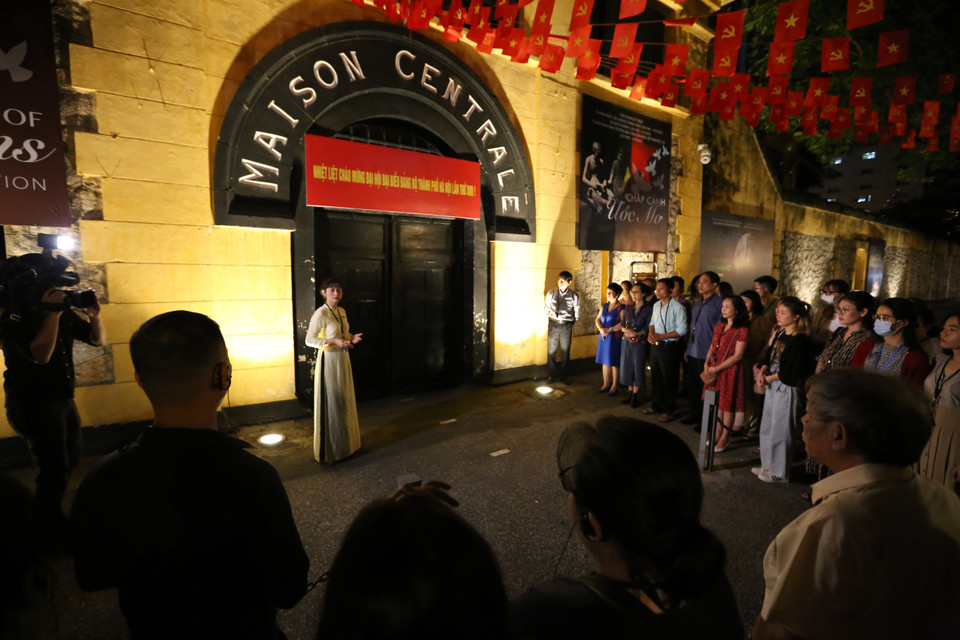 Nhà tù Hoả Lò, từng giam giữ các chiến sỹ cách mạng trước năm 1954, từ năm 1964-1973. Đây cũng là nơi giam giữ những phi công Mỹ nhảy dù bị bắt. Họ gọi nơi đây là 'Hanoi Hilton.' (Ảnh: Hoàng Hiếu/TTXVN)