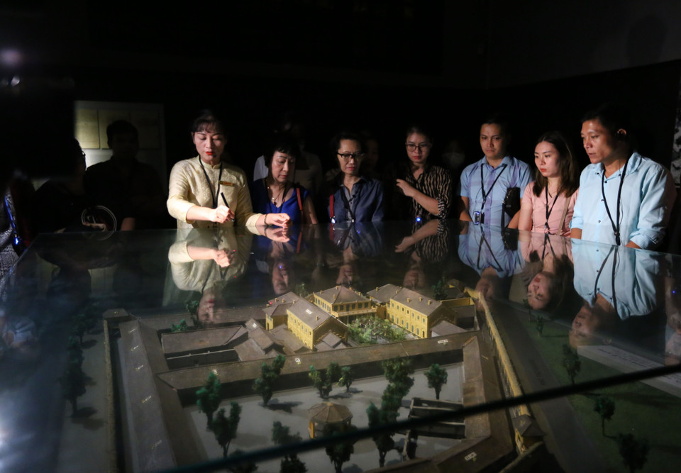 Du khách tham quan mô hình nhà tù. (Ảnh: Hoàng Hiếu/TTXVN)