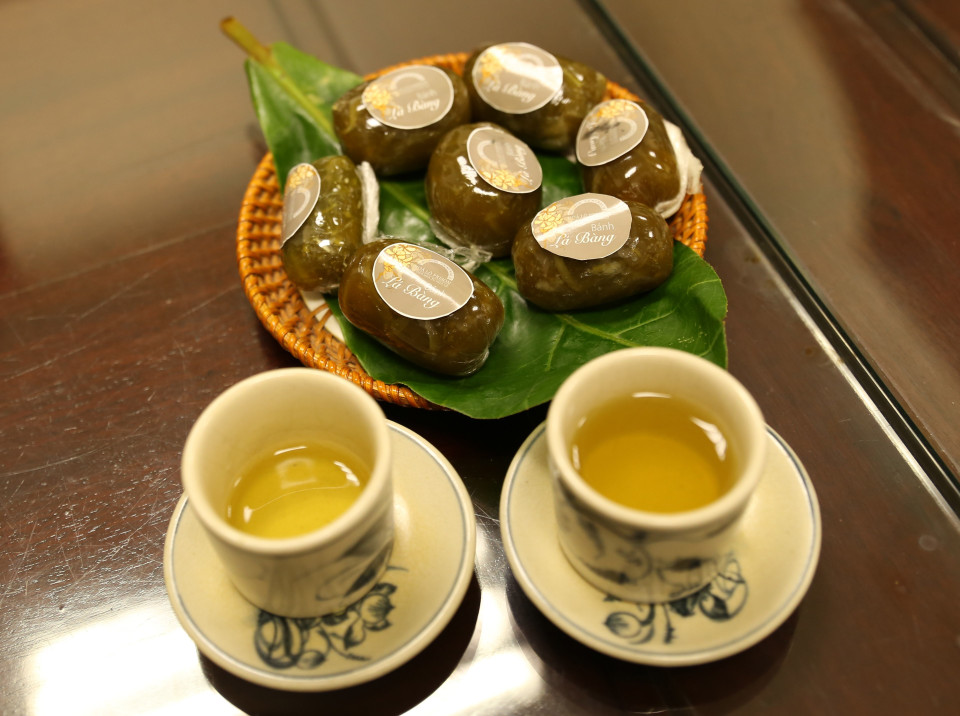 Bánh và trà được làm từ cây bàng trong Khu di tích Nhà tù Hỏa Lò. (Ảnh: Hoàng Hiếu/TTXVN)