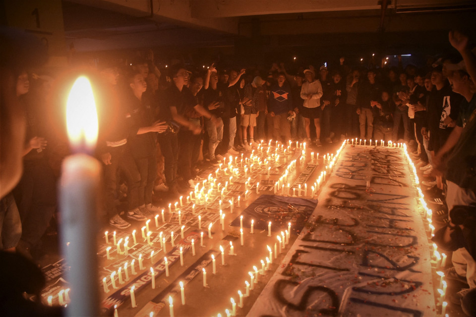 Ít nhất 125 người đã thiệt mạng, 320 người bị thương sau một vụ xô đẩy, giẫm đạp giữa đám đông hỗn loạn trong trận bóng giữa hai câu lạc bộ Arema FC và Persebaya Surabaya tại giải Vô địch quốc gia Indonesia trên sân Kanjuruhan ở tỉnh Đông Java, tối 1/10/2022. Chủ tịch Liên đoàn Bóng đá thế giới (FIFA) Gianni Infantino gọi đây là cú sốc với bóng đá thế giới và là ngày đen tối đối với thể thao. Trong ảnh: Thắp nến tưởng niệm các nạn nhân thảm kịch. (Ảnh: AFP/TTXVN)