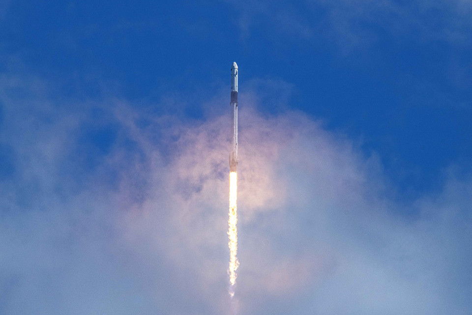 Tên lửa Falcon 9 mang theo tàu vũ trụ Endurance của SpaceX, thực hiện sứ mệnh đưa phi hành đoàn Crew-5 lên làm việc dài hạn trên Trạm Vũ trụ quốc tế (ISS), ngày 5/10/2022 đã được phóng vào quỹ đạo từ bệ phóng 39A ở Trung tâm Vũ trụ Kennedy của Cơ quan Hàng không vũ trụ Mỹ (NASA) tại Cape Canaveral, bang Florida. (Ảnh: AFP/TTXVN)