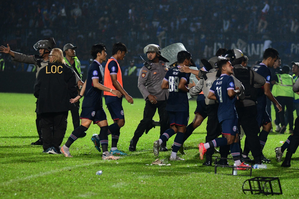 Ít nhất 125 người đã thiệt mạng, 320 người bị thương sau một vụ xô đẩy, giẫm đạp giữa đám đông hỗn loạn trong trận bóng giữa hai câu lạc bộ Arema FC và Persebaya Surabaya tại giải Vô địch quốc gia Indonesia trên sân Kanjuruhan ở tỉnh Đông Java, tối 1/10/2022. Chủ tịch Liên đoàn Bóng đá thế giới (FIFA) Gianni Infantino gọi đây là cú sốc với bóng đá thế giới và là ngày đen tối đối với thể thao.(Ảnh: AFP/TTXVN)