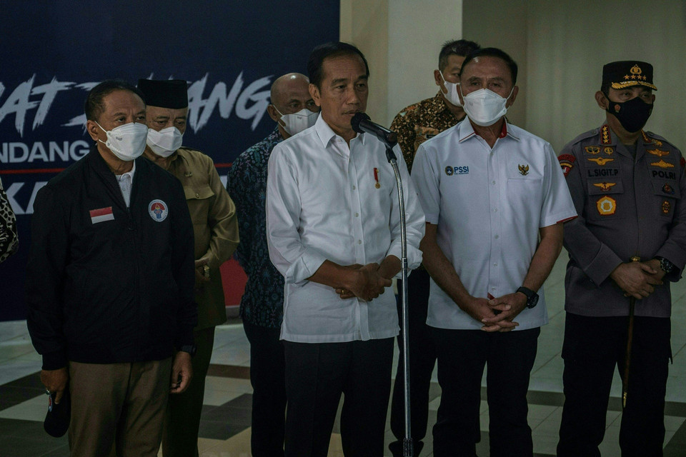 Ít nhất 125 người đã thiệt mạng, 320 người bị thương sau một vụ xô đẩy, giẫm đạp giữa đám đông hỗn loạn trong trận bóng giữa hai câu lạc bộ Arema FC và Persebaya Surabaya tại giải Vô địch quốc gia Indonesia trên sân Kanjuruhan ở tỉnh Đông Java, tối 1/10/2022. Chủ tịch Liên đoàn Bóng đá thế giới (FIFA) Gianni Infantino gọi đây là cú sốc với bóng đá thế giới và là ngày đen tối đối với thể thao. Trong ảnh: Tổng thống Indonesia Joko Widodo (giữa, phía trước) ra lệnh điều tra khẩn cấp thảm kịch. (Ảnh: AFP/TTXVN)