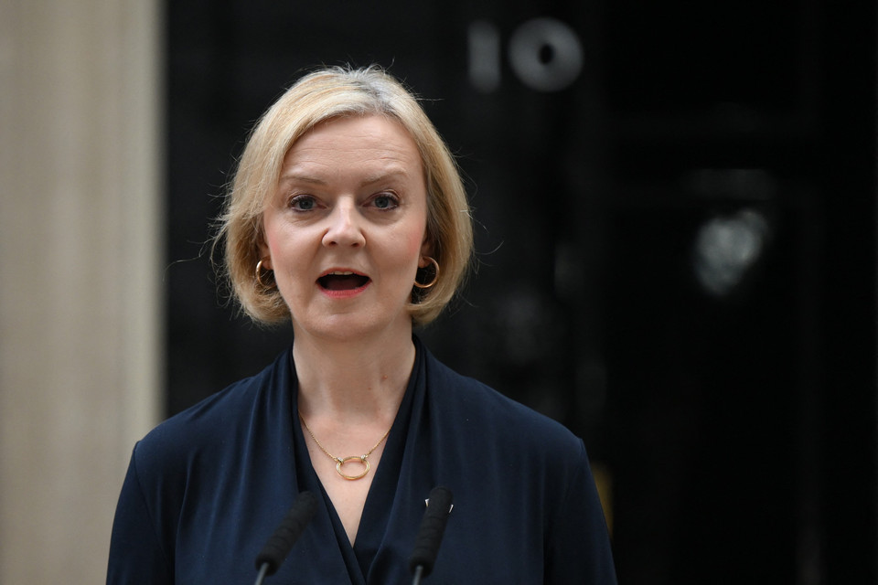 Ngày 20/10/2022, Thủ tướng Anh Liz Truss (trong ảnh) thông báo từ chức Chủ tịch đảng Bảo thủ sau 6 tuần tại vị, đồng thời cho biết người kế nhiệm bà sẽ được bầu vào cuối tuần tới. Vị trí Thủ tướng của bà Liz Truss đã bị lung lay sau sự xáo trộn của Nội các Anh, khi Bộ trưởng Tài chính Kwasi Kwarteng bị cách chức, Bộ trưởng Nội vụ Suella Braverman từ chức cùng sự đảo ngược các biện pháp giảm thuế của tân Bộ trưởng Tài chính Jeremy Hunt. (Ảnh: AFP/ TTXVN)