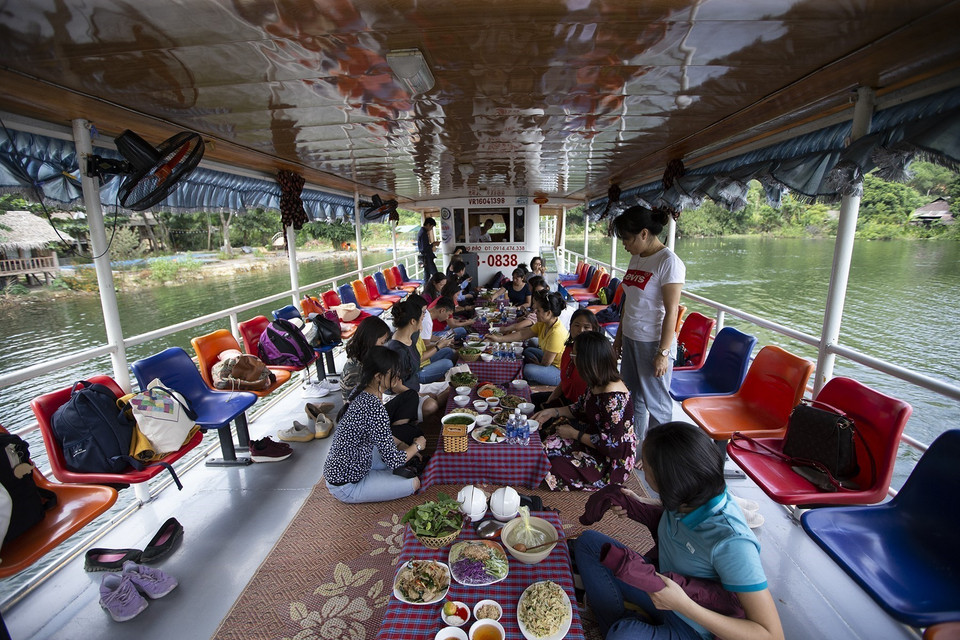 Du khách đi tàu du lịch từ cảng Bích Hạ tại thành phố Hòa Bình đến xóm Đá Bia. (Ảnh: Trọng Đạt/ TTXVN)