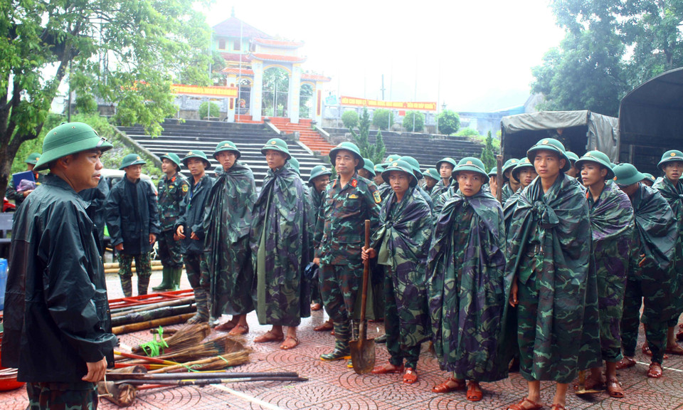 Sư đoàn 324 (Quân khu 4) đã huy động 200 cán bộ, chiến sỹ hỗ trợ người dân huyện Thanh Chương khắc phục hậu quả mưa lũ.(Ảnh: Tá Chuyên/TTXVN)