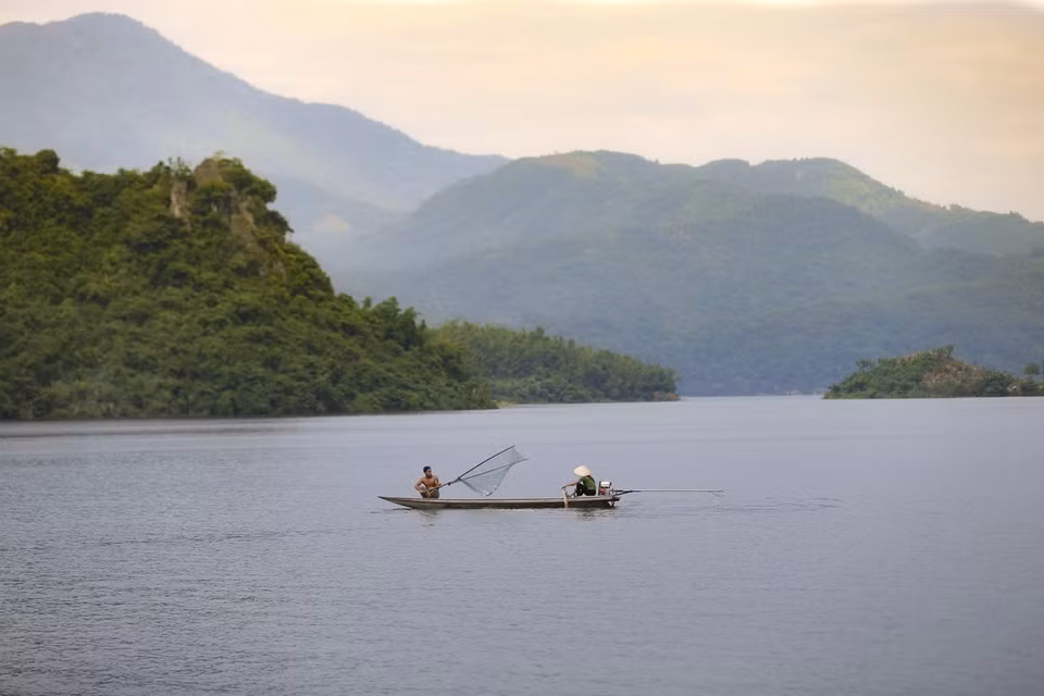 Cảnh sinh hoạt thanh bình của người dân sống ven hồ thủy điện Hòa Bình. (Ảnh: Trọng Đạt/ TTXVN)