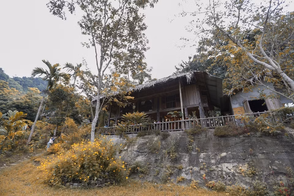 Những nếp nhà sàn bình dị của Homestay Ngọc Nhềm mang nét đặc trưng của nguời Mường ở xóm Đá Bia, xã Tiền Phong (Đà Bắc, Hòa Bình). (Ảnh: Trọng Đạt/TTXVN)