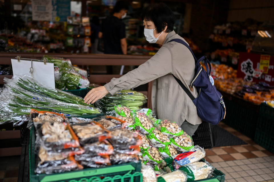 Ngày 21/10/2022, Chính phủ Nhật Bản thông báo Chỉ số giá tiêu dùng (CPI) lõi (trừ biến động giá của mặt hàng tươi sống) trong tháng 9 đã tăng 3% so với cùng kỳ năm ngoái, mức tăng cao nhất kể từ năm 2014. Trong ảnh: Người dân mua thực phẩm trong siêu thị tại Tokyo, Nhật Bản. (Ảnh: AFP/ TTXVN)