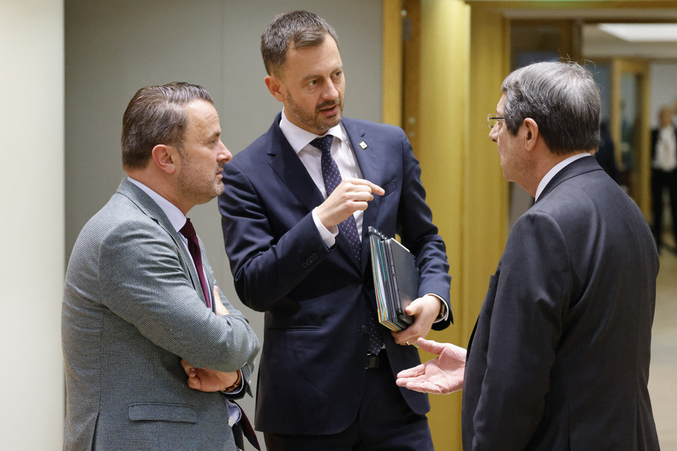 Ngày 21/10/2022, Hội nghị thượng đỉnh các nước Liên minh châu Âu (EU) tại Brussels (Bỉ) đã đạt được thỏa thuận về một lộ trình nhằm áp dụng các biện pháp bảo vệ người tiêu dùng trước xu hướng giá năng lượng leo thang trong những tuần tới. Trong ảnh (từ trái sang): Thủ tướng Luxembourg Xavier Bettel, Thủ tướng Slovakia Eduard Heger và Tổng thống CH Cyprus Nikos Anastasiades tại Hội nghị thượng đỉnh EU ở Brussels, Bỉ, ngày 20/10/2022. (Ảnh: AFP/ TTXVN)