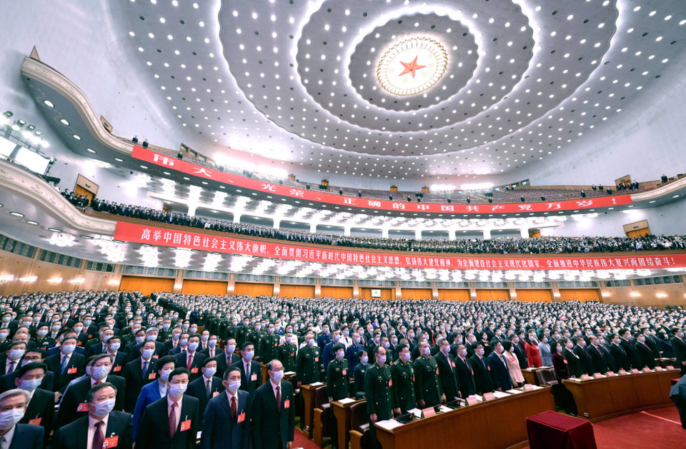 Đại hội Đại biểu toàn quốc lần thứ XX Đảng Cộng sản Trung Quốc (Đại hội XX) diễn ra từ ngày 16-22/10/2022 tại Bắc Kinh. Theo chương trình làm việc của Đại hội, các đại biểu thảo luận dự thảo báo cáo của Ban Chấp hành Trung ương Đảng Cộng sản Trung Quốc khóa XIX, dự thảo báo cáo công tác của Ủy ban Kiểm tra Kỷ luật Trung ương khóa XIX, thảo luận và thông qua sửa đổi Điều lệ Đảng, đồng thời bầu ra Ban Chấp hành Trung ương khóa XX và Ủy ban Kiểm tra Kỷ luật Trung ương khóa XX. Ban Chấp hành Trung ương khóa XX trong phiên họp đầu tiên sẽ bỏ phiếu bầu Bộ Chính trị và Thường vụ Bộ Chính trị. (Ảnh: THX/ TTXVN)