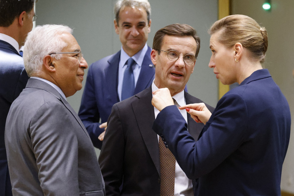 Ngày 21/10/2022, Hội nghị thượng đỉnh các nước Liên minh châu Âu (EU) tại Brussels (Bỉ) đã đạt được thỏa thuận về một lộ trình nhằm áp dụng các biện pháp bảo vệ người tiêu dùng trước xu hướng giá năng lượng leo thang trong những tuần tới. Trong ảnh (từ trái sang): Thủ tướng Bồ Đào Nha Antonio Costa, Thủ tướng Thụy Điển Ulf Kristersson và Thủ tướng Đan Mạch Mette Frederiksen tại Hội nghị thượng đỉnh EU ở Brussels, Bỉ, ngày 20/10/2022. (Ảnh: AFP/ TTXVN)