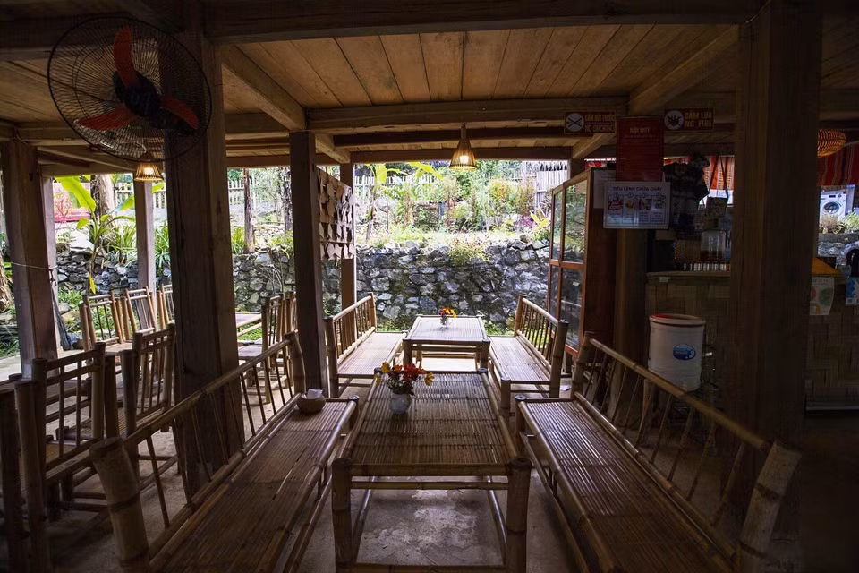 Không gian đón khách phía dưới ngôi nhà sàn tại Homestay Ngọc Nhềm tại xóm Đá Bia, xã tiền Phong (Đà Bắc, Hòa Bình). (Ảnh: Trọng Đạt/ TTXVN)