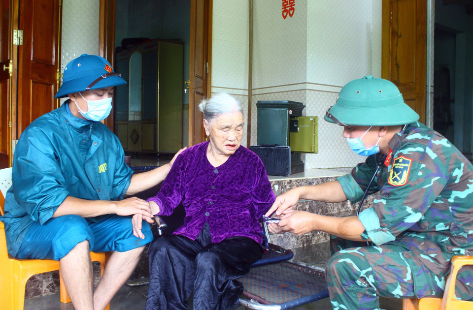 Cán bộ Quân y Sư đoàn 324 cấp phát thuốc cho người già tại xã Thanh Mỹ, huyện Thanh Chương (Nghệ An). (Ảnh: Tá Chuyên/TTXVN)