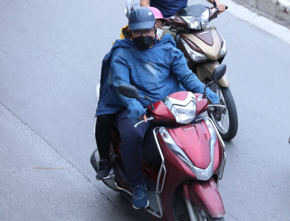 Người dân đã phải mặc thêm áo chống lại cái lạnh đầu mùa.(Ảnh: Hoàng Hiếu/TTXVN)