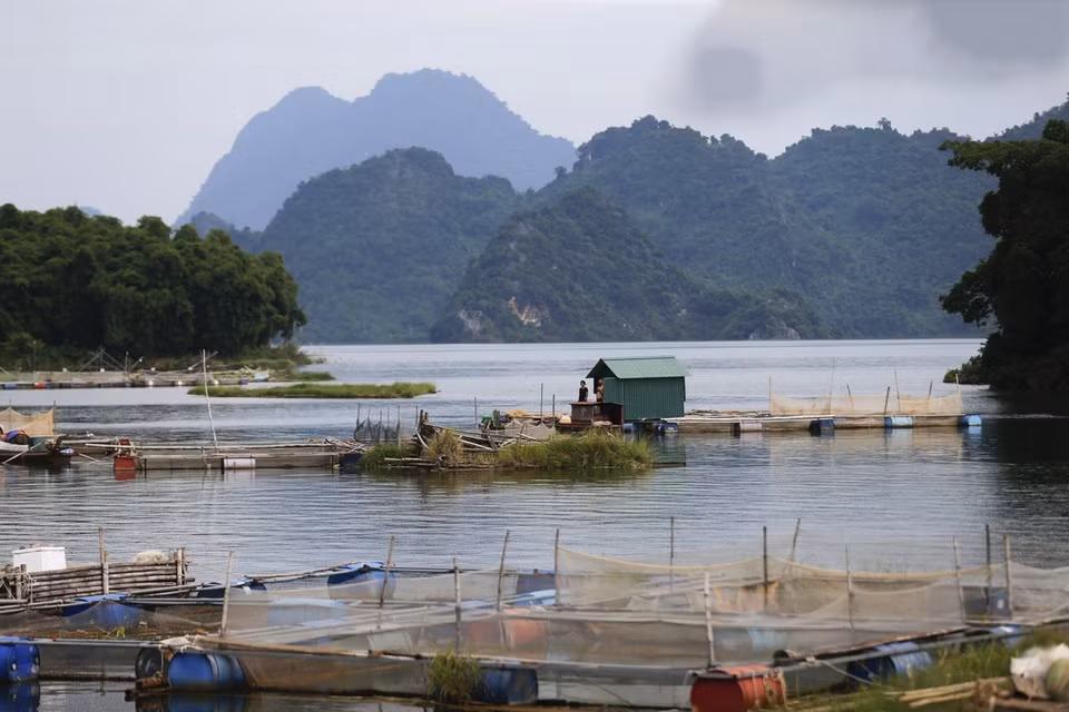 Cảnh sông nước bình yên của xóm Đá Bia trên hồ Hòa Bình.(Ảnh: Trọng Đạt/ TTXVN)