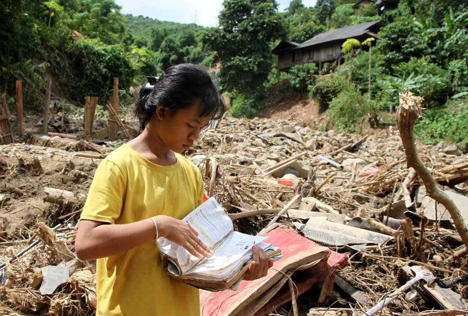 Gia đình anh Moong Văn Danh, bản Bình Sơn 1, xã Tà Cạ, huyện Kỳ Sơn, bị lũ quét cuốn trôi toàn bộ nhà và tài sản, nay không có điều kiện lo cho đến trường.(Ảnh: Văn Tý/TTXVN)