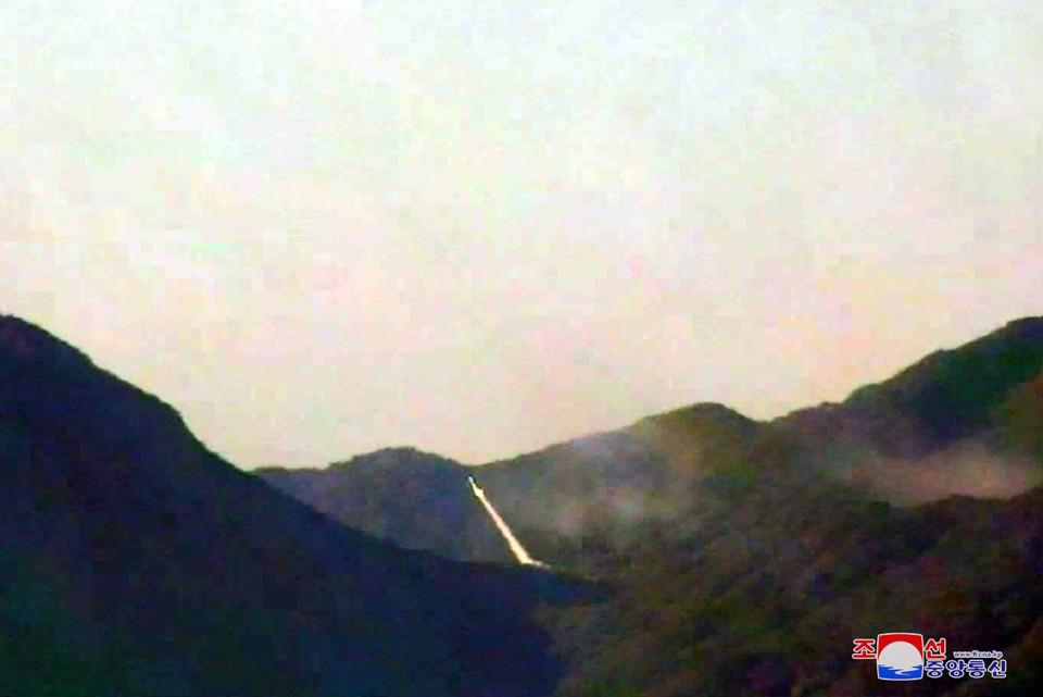 Hội đồng Tham mưu trưởng liên quân Hàn Quốc (JCS) thông báo Triều Tiên đã bắn khoảng 350 quả đạn pháo vào vùng biển phía Đông và phía Tây nước này trong 2 ngày 18-19/10/2022. Trong khi đó, quân đội Triều Tiên thông báo đã bắn đạn pháo vào vùng đệm như một "cảnh báo" đối với các cuộc tập trận của Hàn Quốc. Trong ảnh (tư liệu): Cuộc tập trận tấn công hoả lực của pháo binh tầm xa của Quân đội Nhân dân Triều Tiên ngày 6/10/2022. (Ảnh: AFP/TTXVN)