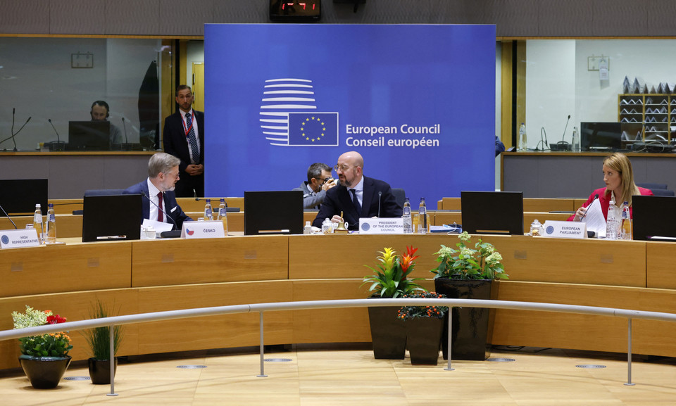 Ngày 21/10/2022, Hội nghị thượng đỉnh các nước Liên minh châu Âu (EU) tại Brussels (Bỉ) đã đạt được thỏa thuận về một lộ trình nhằm áp dụng các biện pháp bảo vệ người tiêu dùng trước xu hướng giá năng lượng leo thang trong những tuần tới. Trong ảnh (từ trái sang): Chủ tịch Hội đồng châu Âu Charles Michel (giữa) tại Hội nghị thượng đỉnh EU ở Brussels, Bỉ, ngày 20/10/2022. (Ảnh: AFP/ TTXVN)