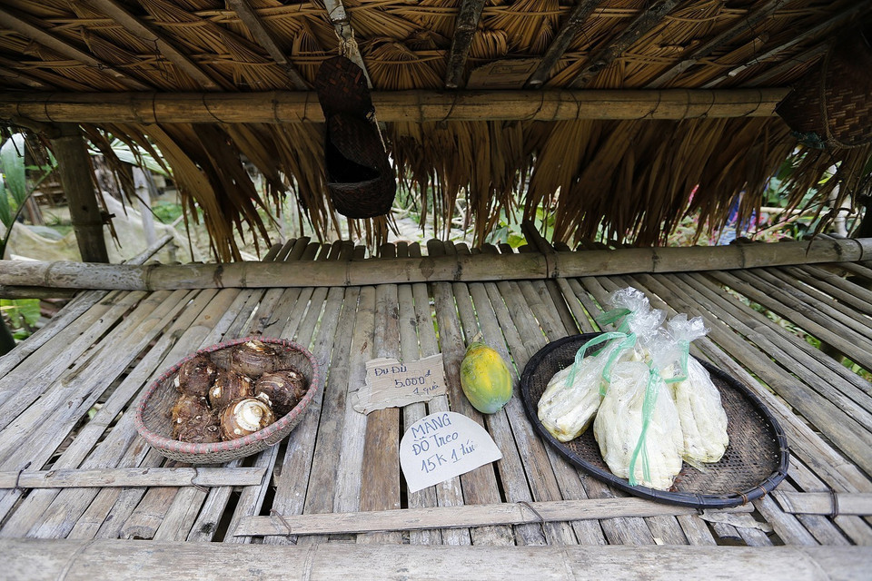 Những sản vật địa phương được bày bán tại quán tự giác - quán không có người bán, mỗi món hàng đã được niêm yết giá, du khách hoặc người dân chọn món đồ nào, tự giác đặt vào giỏ số tiền tương ứng và mang đồ đi.(Ảnh: Trọng Đạt/ TTXVN)