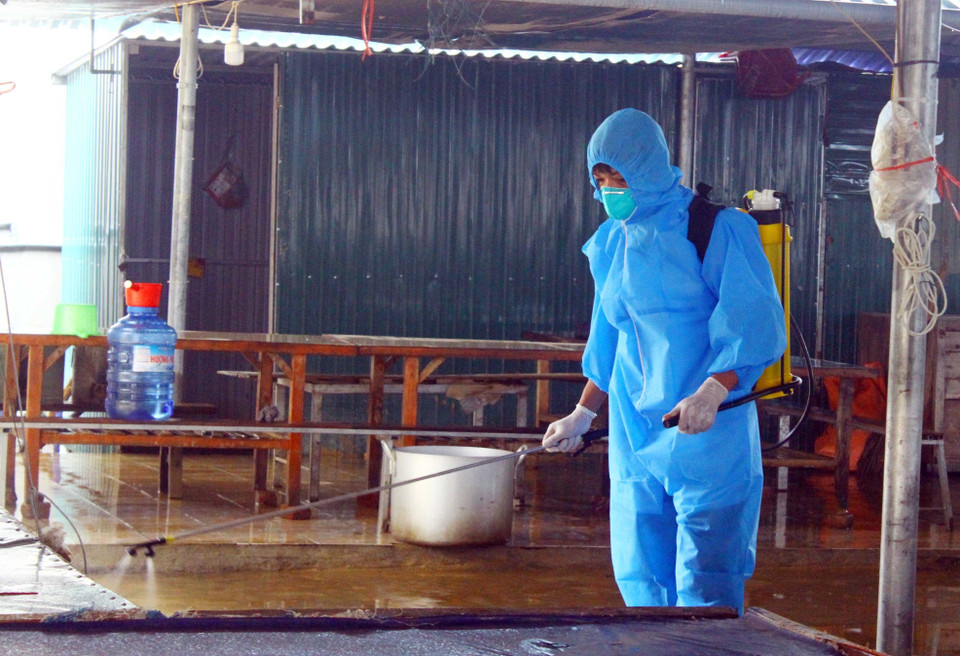 Phun khử khuẩn, phòng chống dịch bệnh sau lũ tại chợ xã Thanh Mỹ, huyện Thanh Chương (Nghệ An). (Ảnh: Tá Chuyên/TTXVN)