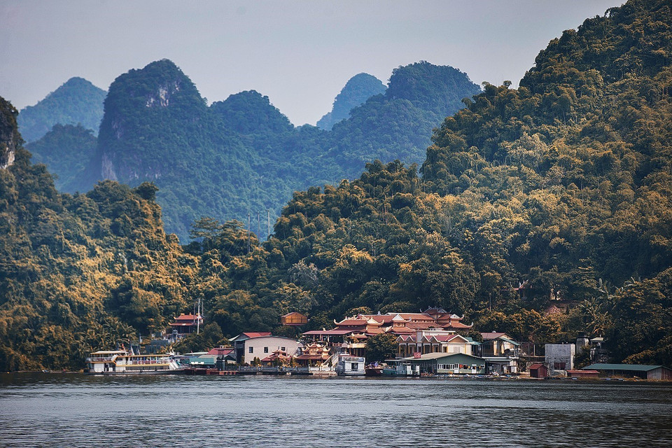 Đền Chúa Thác Bờ linh thiêng trên hồ Hòa Bình.(Ảnh: Trọng Đạt/ TTXVN)