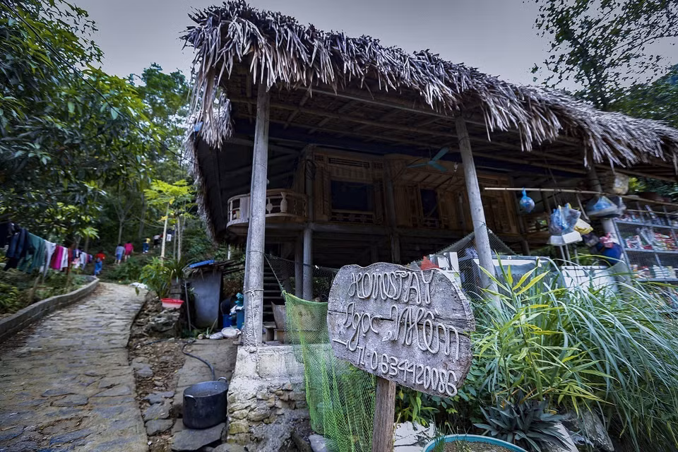 Những nếp nhà bình dị rất đặc trưng của người dân xóm Đá Bia, xã Tiền Phong (Đà Bắc, Hòa Bình).(Ảnh: Trọng Đạt/ TTXVN)