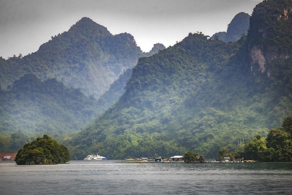 Xóm Đá Bia là một xóm nhỏ người Mường Ao Tá nằm ngay cạnh hồ Hòa Bình. (Ảnh: Trọng Đạt/ TTXVN)