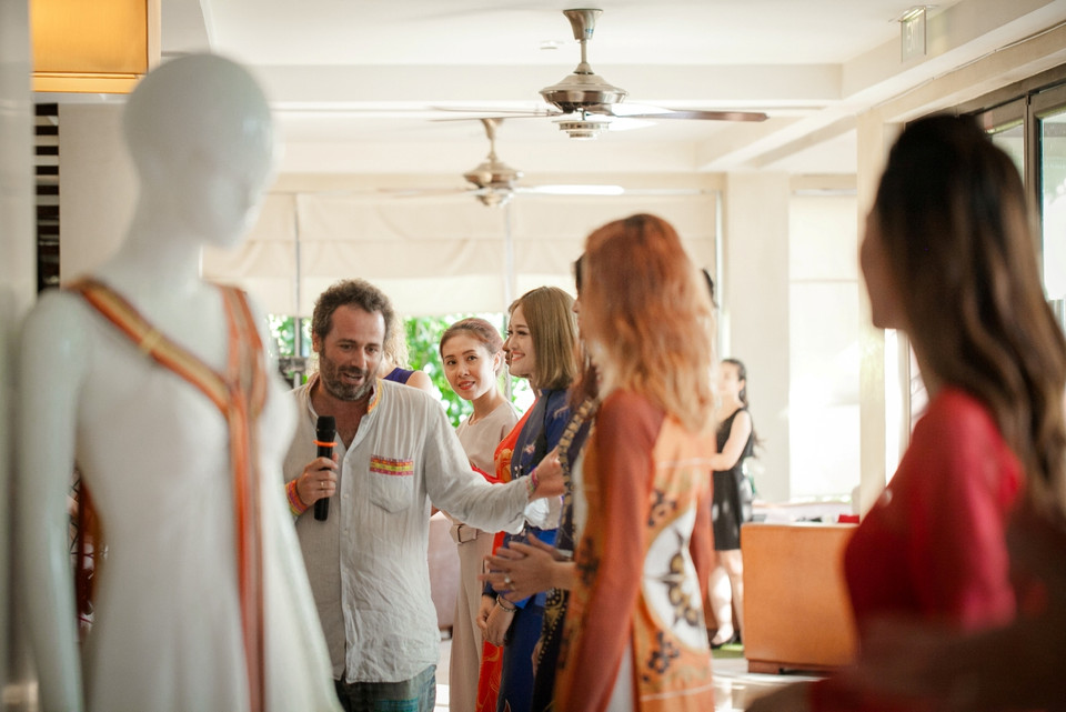 Nhà thiết kế Tây Ban Nha Diego Cortizas Del Valle với bộ sưu tập mới của mình. (Ảnh: BTC)