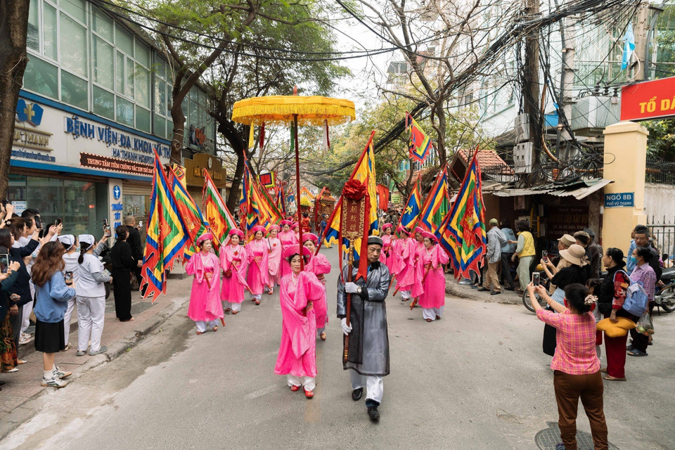 Đoàn rước kiệu về đình Hào Nam. (Ảnh: Đoàn Công Vũ/TTXVN phát)