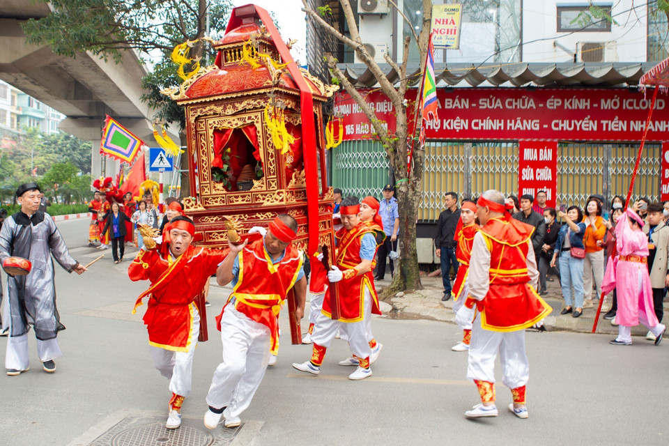 Rước kiệu Thánh bay từ ngã ba Hào Nam-Vũ Thạnh về đình. (Ảnh: Kế Tùng/TTXVN phát)