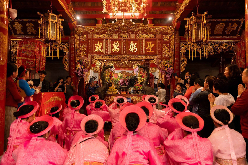 Dâng lễ trong đình Hào Nam. (Ảnh: Đoàn Công Vũ/TTXVN phát)