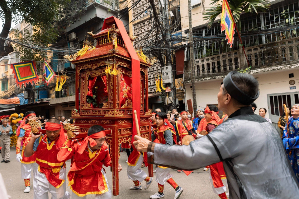 Hiện tượng 'kiệu bay' trên đường trở về đình Hào Nam. (Ảnh: Đoàn Công Vũ/TTXVN phát)