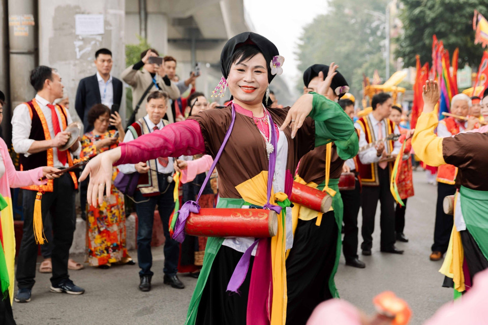 Các điệu múa dân gian tại lễ hội đình Hào Nam. (Ảnh: Đoàn Công Vũ/TTXVN phát)