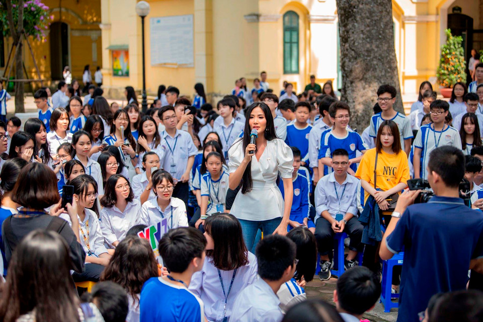 Câu chuyện đầy cảm hứng của Á hậu Hoàng Thùy chính là tấm gương để các bạn trẻ học hỏi. Đặc biệt, trong xã hội ngày nay, sự tự tin, kiên trì và cố gắng luôn là 'chìa khóa' giúp những người trẻ thành công. (Ảnh: Như Hoàn/Vietnam+)