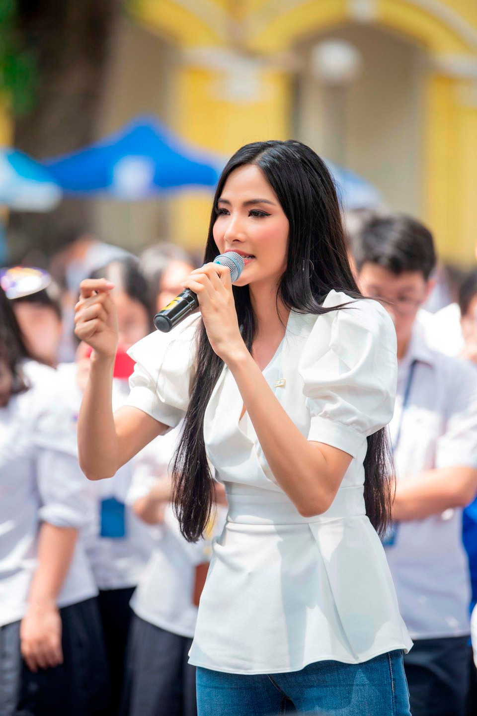 Rất nhiều câu hỏi về cuộc sống đã được các em đặt ra cho Hoàng Thùy. Bằng kinh nghiệm, sự từng trải của mình, Hoàng Thùy giống như một người chị, chia sẻ và đưa ra những lời khuyên hữu ích cho các em. (Ảnh: Như Hoàn/Vietnam+)