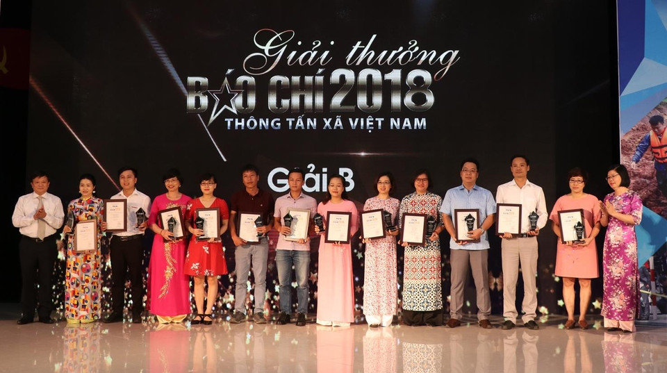 Tác giả và nhóm tác giả đoạt Giải C ở các thể loại. (Ảnh: M.Hiếu/Vietnam+)