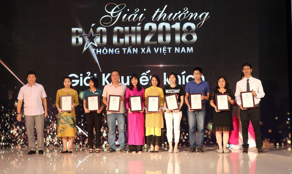 Tác giả và nhóm tác giả đoạt Giải Khuyến khích ở các thể loại. (Ảnh: M.Mai/Vietnam+)