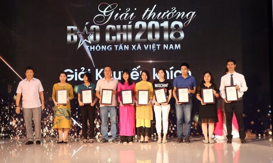 Tác giả và nhóm tác giả đoạt Giải Khuyến khích ở các thể loại. (Ảnh: M.Mai/Vietnam+)