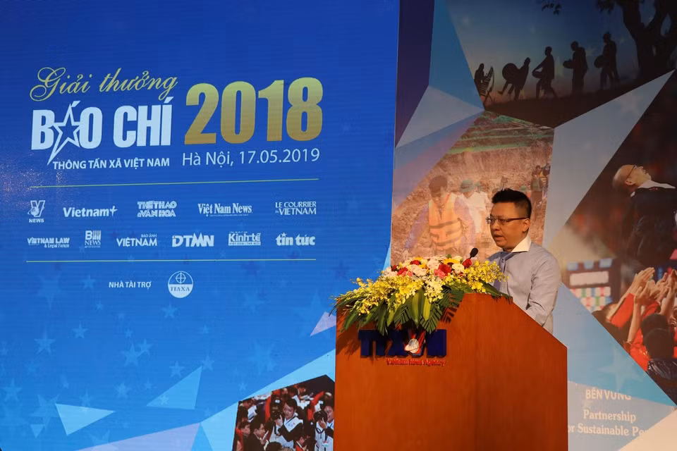 'Các tác phẩm dự thi đã cho thấy đội ngũ những người làm báo Thông tấn xã Việt Nam đã lao động miệt mài với tinh thần trách nhiệm cao, phối hợp với các cơ quan chức năng tìm ra lời giải cho nhiều vấn đề bức xúc trong xã hội. Không chỉ có vậy, nhiều tác giả đã thể hiện được bản lĩnh chính trị vững vàng, trí tuệ và vượt lên những cám dỗ vật chất, thậm chí phải đối mặt với cả hiểm nguy để mang đến cho công chúng những thông tin khách quan, toàn diện và kịp thời, góp phần cùng toàn ngành hoàn thành tốt các nhiệm vụ chính trị được Đảng, Nhà nước và nhan dân giao phó,' nhà báo Lê Quốc Minh - Phó Tổng Giám đốc Thông tấn xã Việt Nam khẳng định. (Ảnh: M.Mai/Vietnam+)