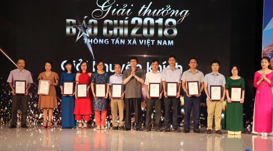 Tác giả và nhóm tác giả đoạt Giải Khuyến khích ở các thể loại. (Ảnh: M.Mai/Vietnam+)