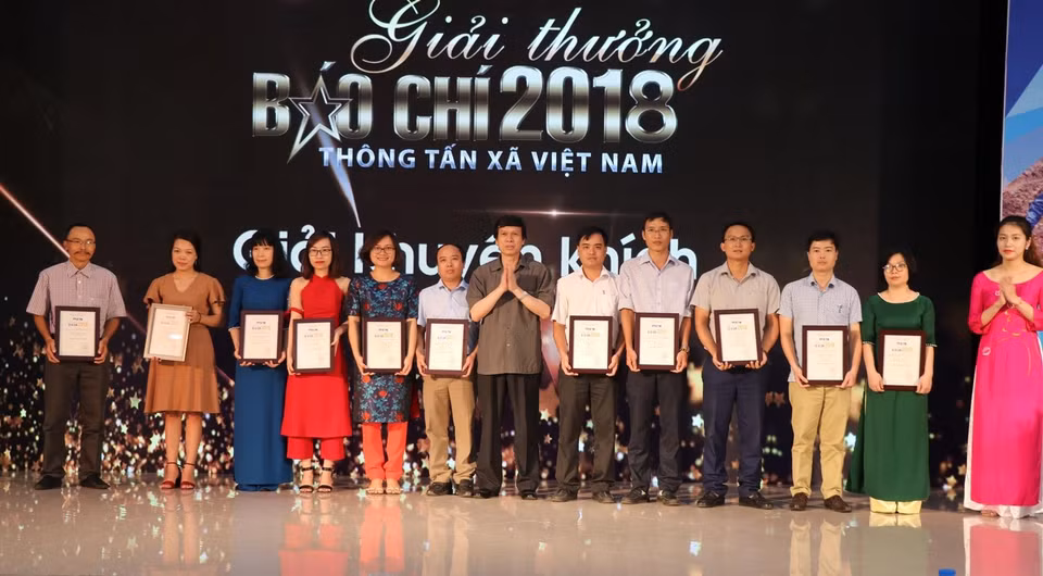 Tác giả và nhóm tác giả đoạt Giải Khuyến khích ở các thể loại. (Ảnh: M.Mai/Vietnam+)