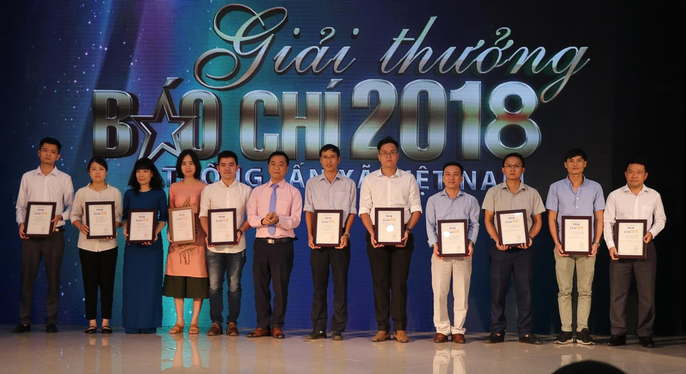 Ban giám khảo cũng đã trao 10 giải thưởng phụ cho các thể loại thông tin mới như: Breaking News, Thông tin đồ họa, Mega Story, Sản phẩm sáng tạo và hiệu quả của tập thể… Ngoài ra, hội đồng giải thưởng cũng trao các giải thưởng phụ cho các tập thể, cá nhân: giải Nhóm tác giả có tinh thần khắc phục khó khăn, giải Phóng viên địa phương đa năng, giải Phóng viên trẻ triển vọng... (Ảnh: M.Mai/Vietnam+)