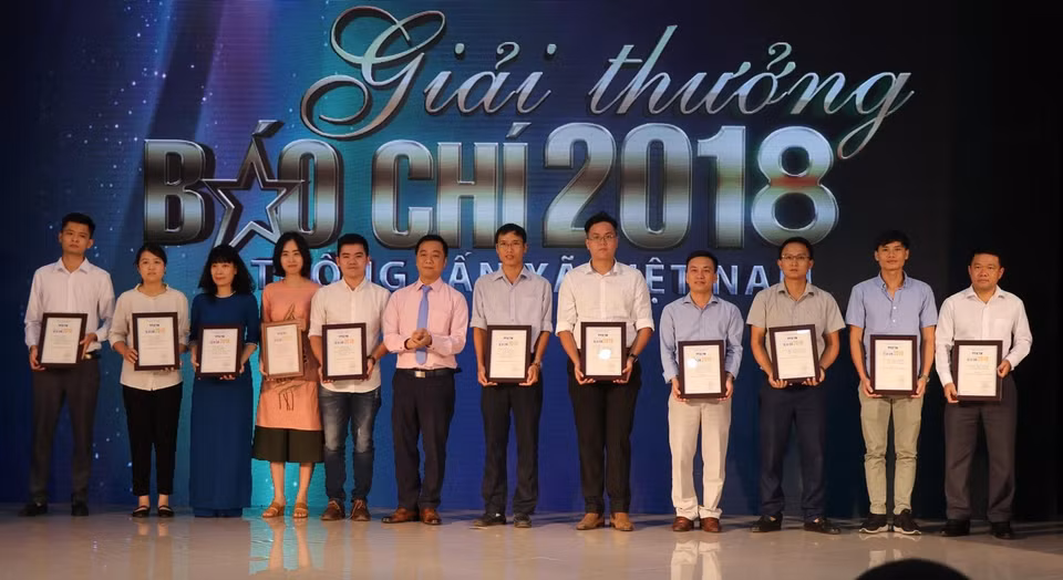 Ban giám khảo cũng đã trao 10 giải thưởng phụ cho các thể loại thông tin mới như: Breaking News, Thông tin đồ họa, Mega Story, Sản phẩm sáng tạo và hiệu quả của tập thể… Ngoài ra, hội đồng giải thưởng cũng trao các giải thưởng phụ cho các tập thể, cá nhân: giải Nhóm tác giả có tinh thần khắc phục khó khăn, giải Phóng viên địa phương đa năng, giải Phóng viên trẻ triển vọng... (Ảnh: M.Mai/Vietnam+)
