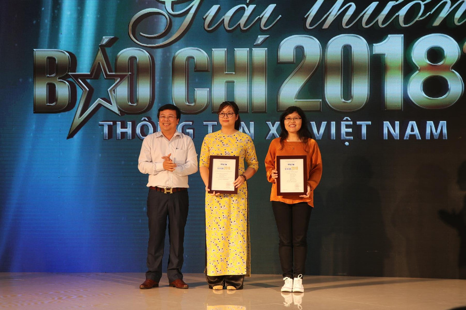 Tại Giải Báo chí Thông tấn xã Việt Nam năm 2018, có nhiều tác phẩm là sự kết hợp của các loại hình báo chí hiện đại. Nhiều phóng viên thể hiện sự đa năng khi sản xuất các tác phẩm thông tin bằng nhiều loại hình báo chí như bài viết, hình ảnh, thông tin điện tử và tin truyền hình. (Ảnh: M.Mai/Vietnam+)